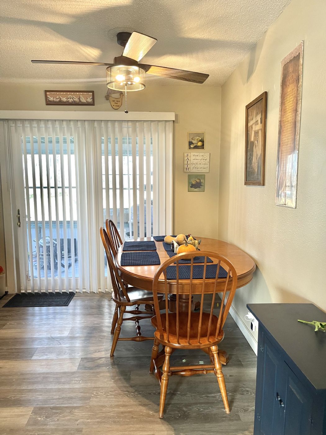 Eat-in kitchen Eat-in kitchen