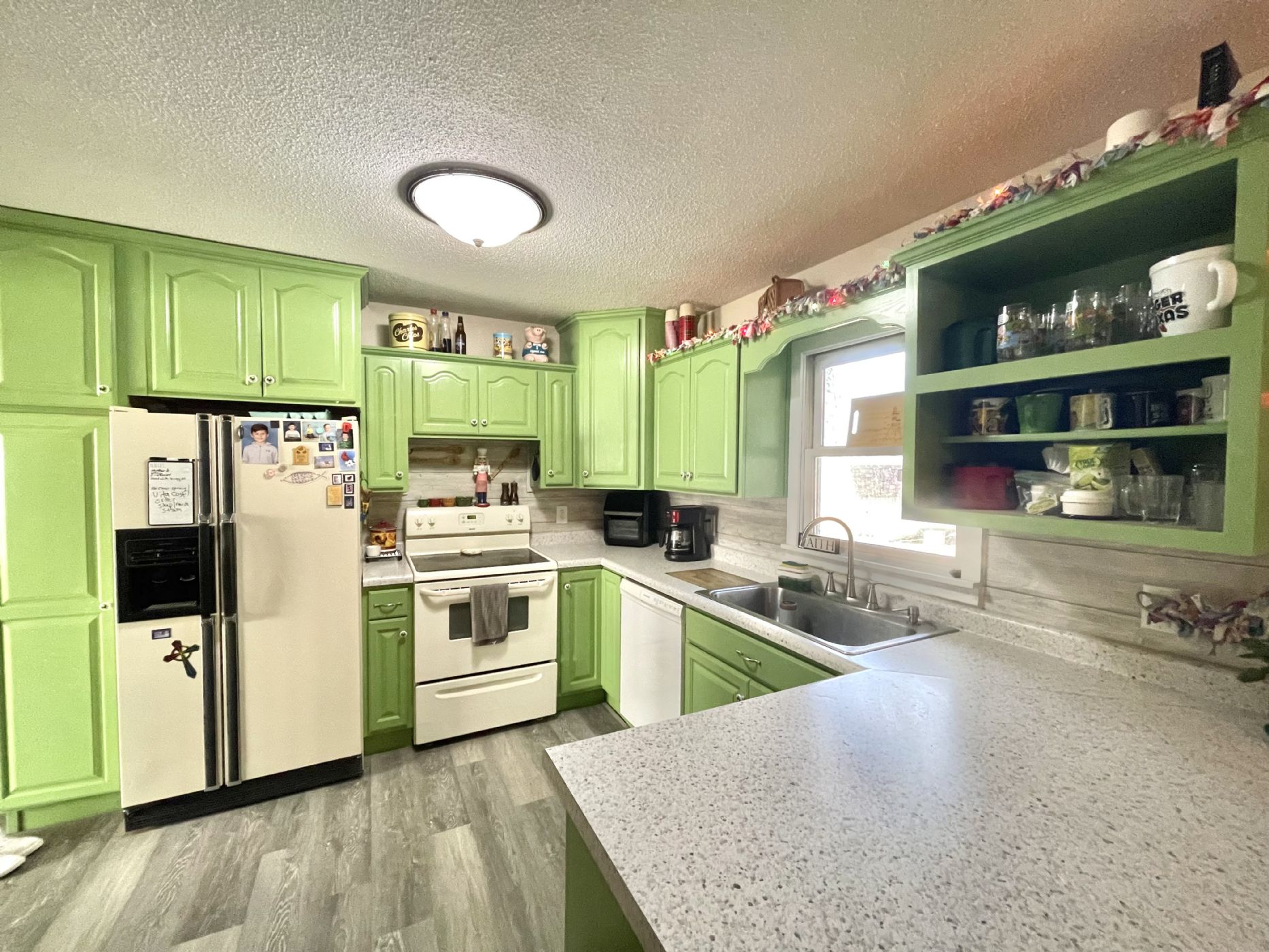 Eat-in Kitchen Eat-in Kitchen