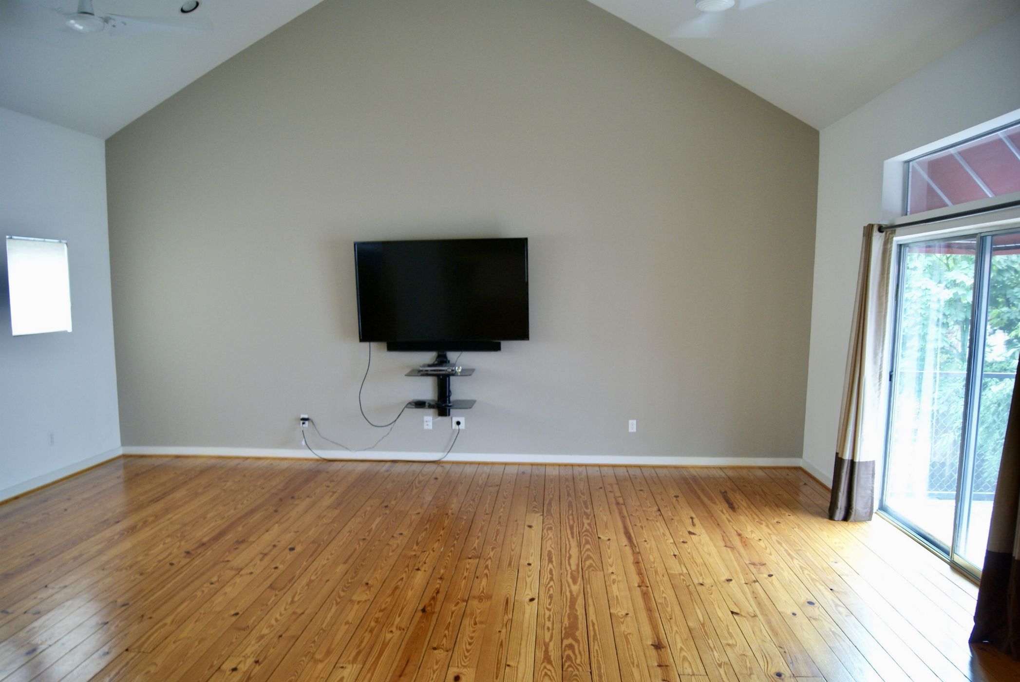 Huge Family/Living Room Huge Family/Living Room