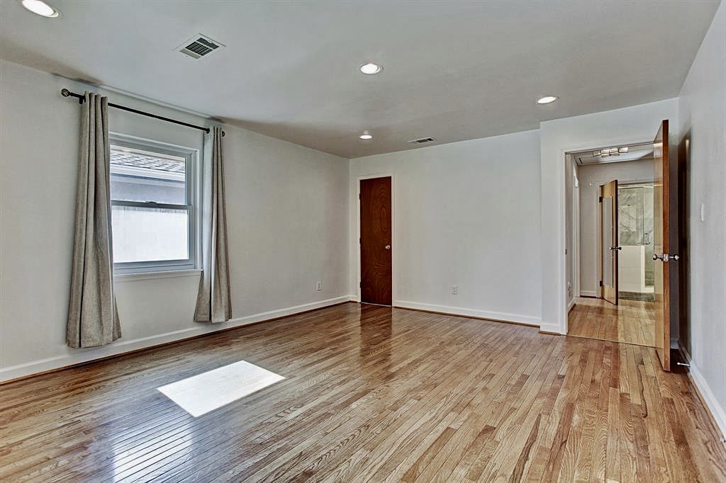 Large, 17' x 14' Master Bedroom with hardwood floors Large, 17' x 14' Master Bedroom with hardwood floors