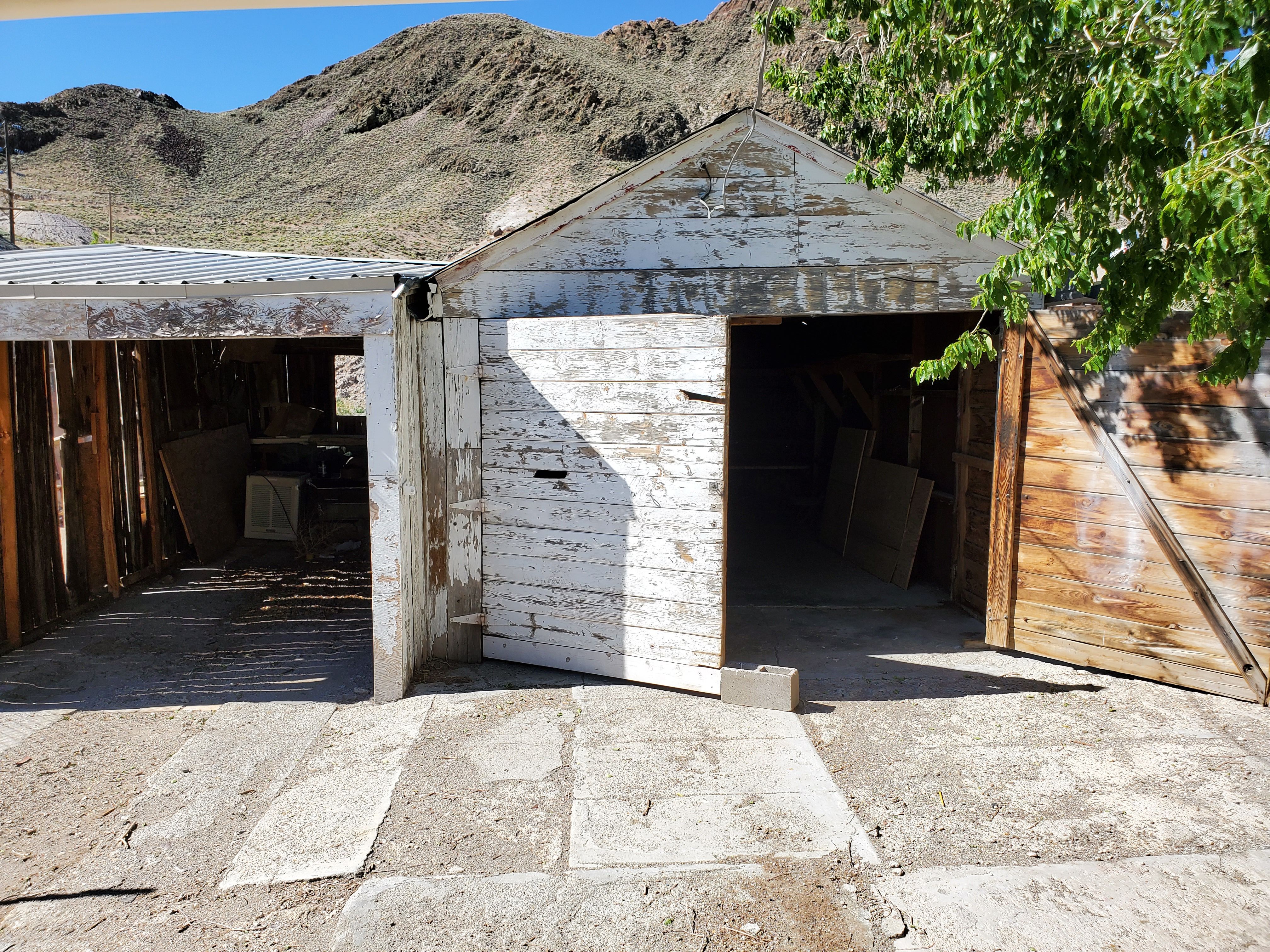 Garage (left) Workshop (right)