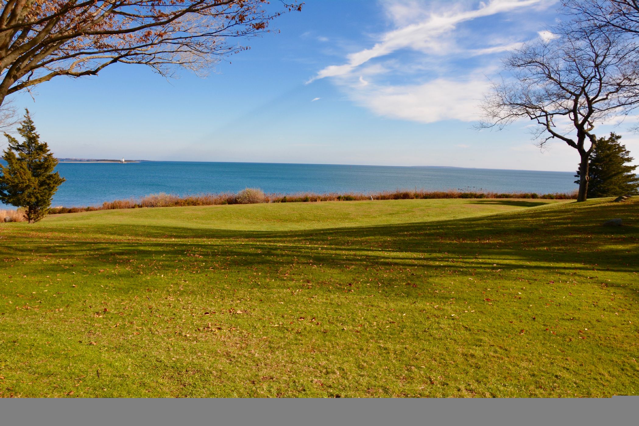 Rear Yard leading to waterfront Rear Yard leading to waterfront