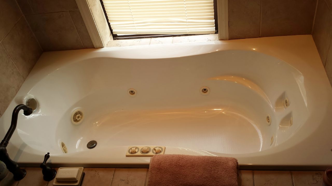 Jacuzzi tub Jacuzzi tub