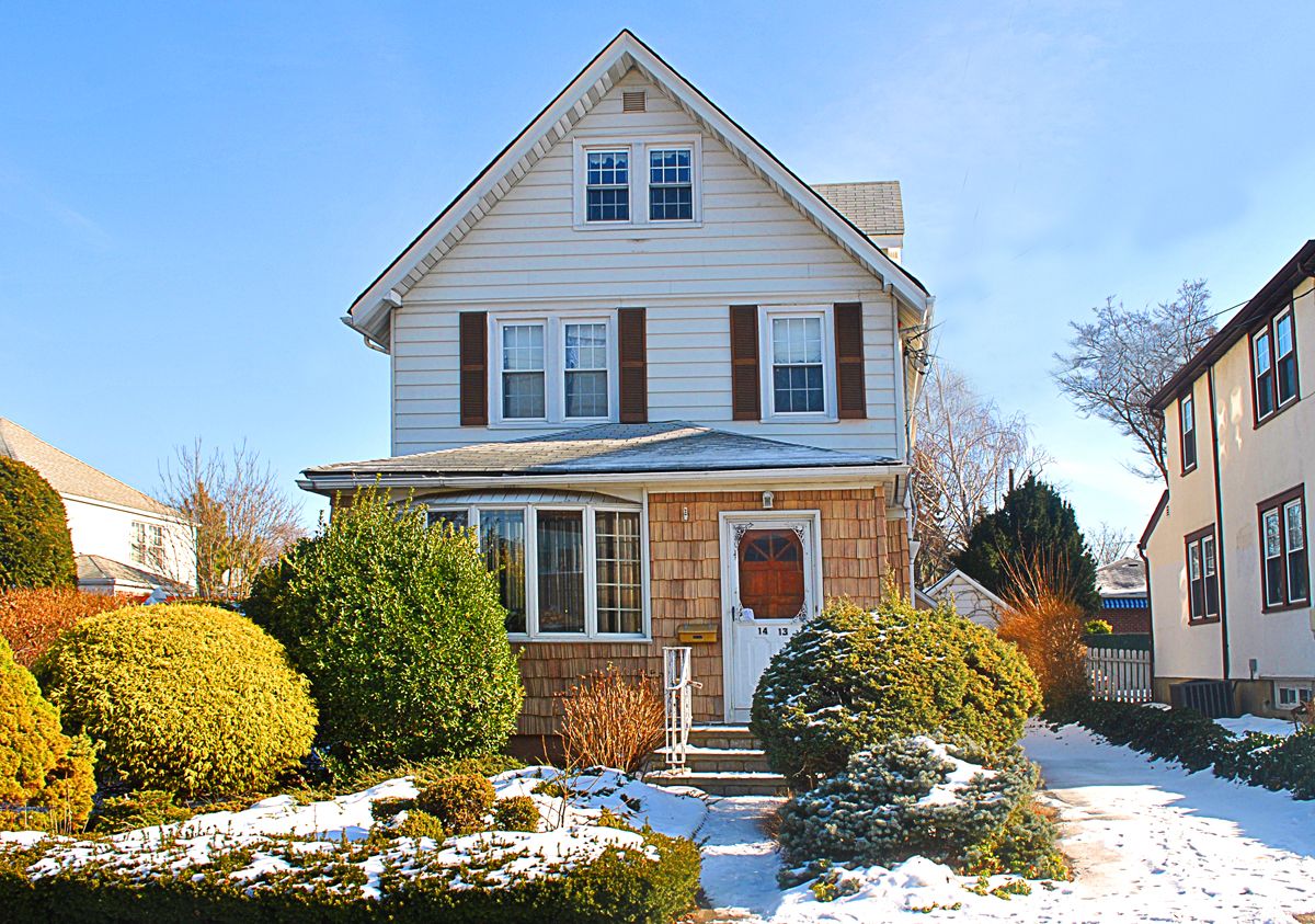 lovely-large-side-hall-colonial-14-13-156th-street-whitestone-ny