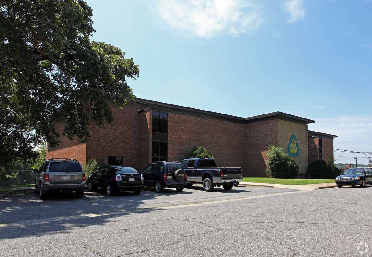 Exterior - Front Parking