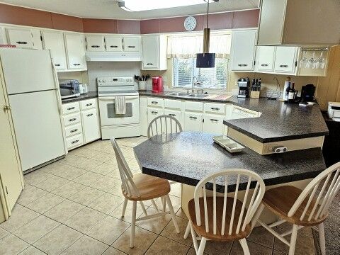 bright eat-in kitchen bright eat-in kitchen