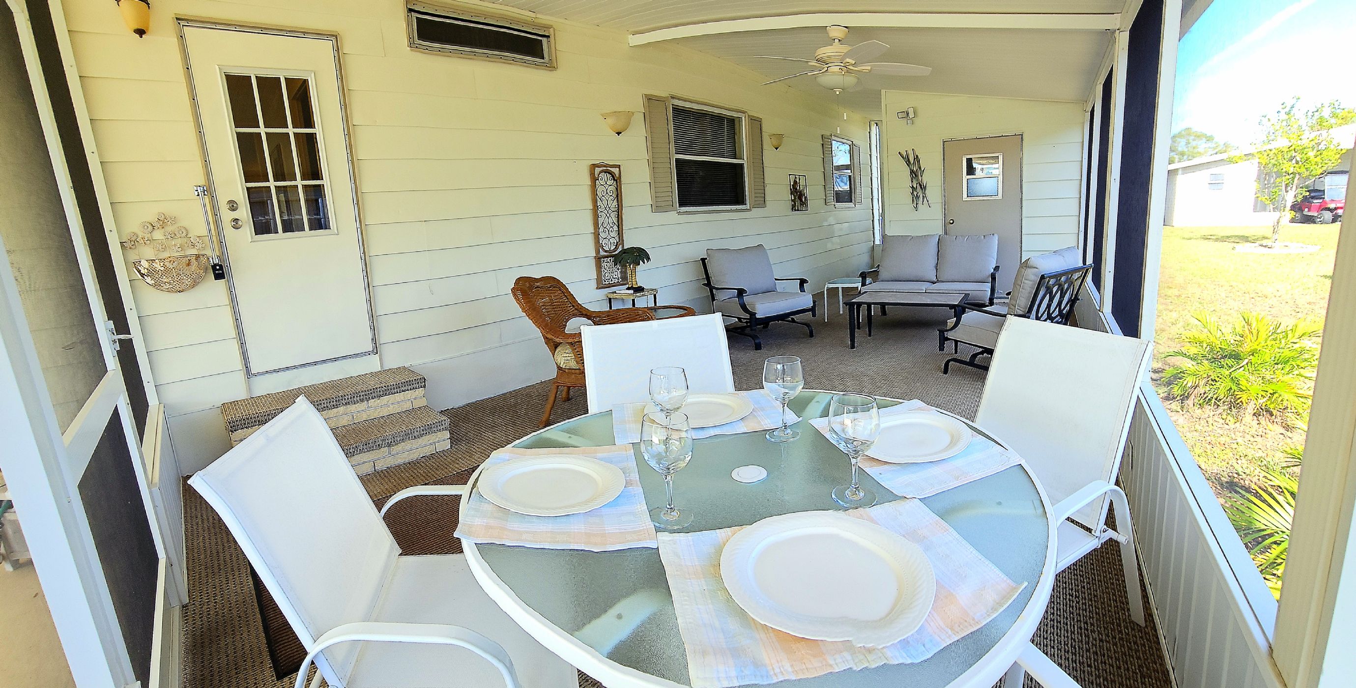 Screen room table/chairs close up Screen room table/chairs close up