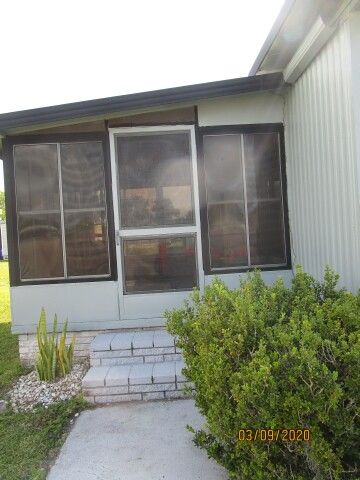 entry to raised screen room