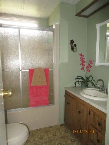 guest bath, tub/shower combo