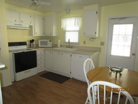 Whirlpool range, sink area, dinette table