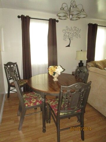 dining table/4 chairs