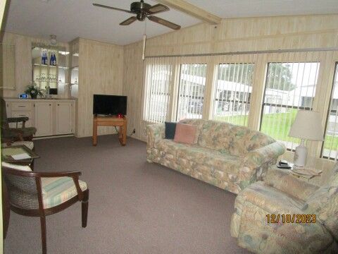 front bonus room, bay windows