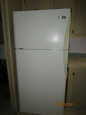 Frigidair top freezer refrig w ice maker