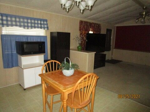 eat-in kitchen, newer microwave