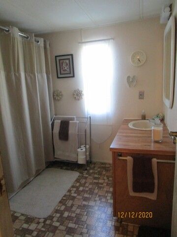 rear bathroom, tub/shower combo
