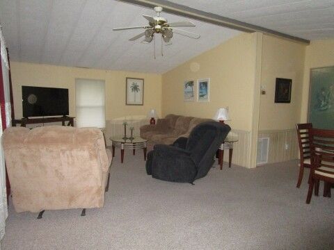 large living area, vaulted ceilings