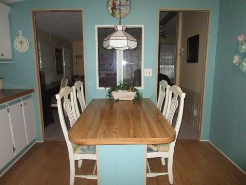 close up of table/chairs