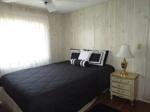 guest queen bed, night table, lamp