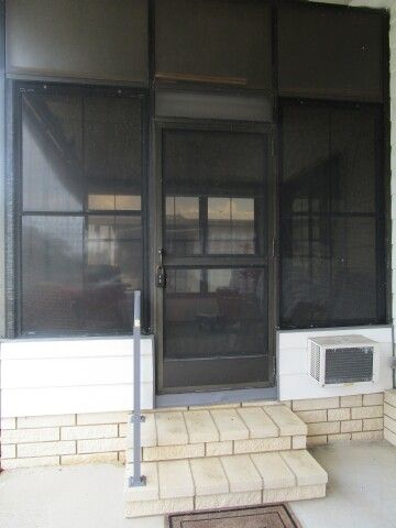 entry to raised 10x11 Screen room