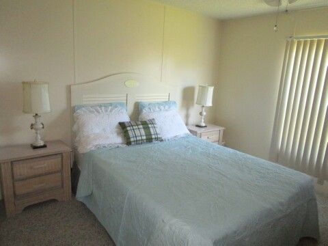 guest queen bed, end tables, lamps