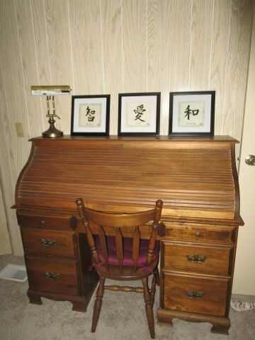 guest room rolled top desk/chair