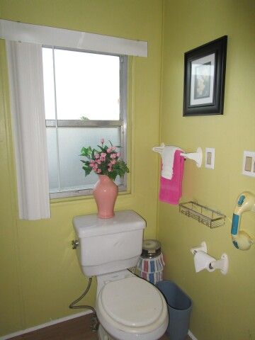 ensuite toilet, window