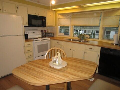 eat-in kitchen view from pass through