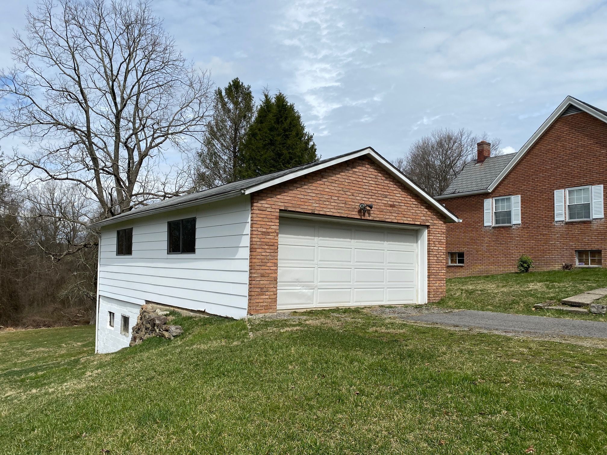 2 Stall Detached garage 2 Stall Detached garage